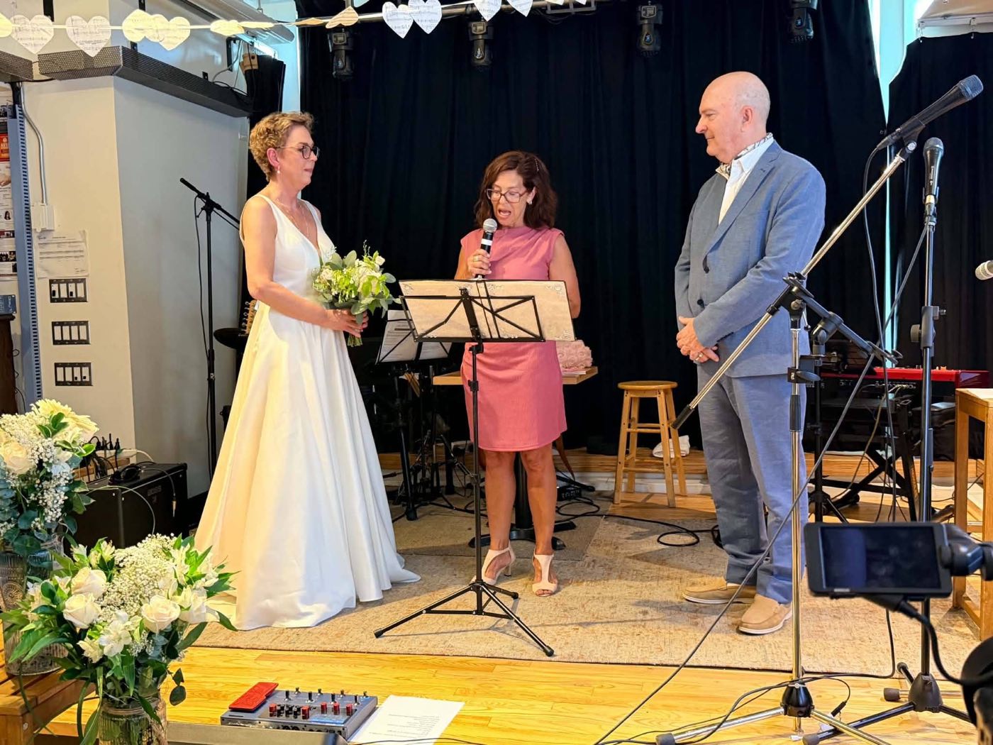 Cérémonie de mariage intime en salle, Isabelle Ferland lit un texte aux mariés.